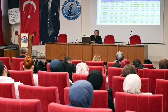 Fakültemiz Öğretim Üyesi Prof. Dr. Mahmut MASCA tarafından Dış Ticaretteki Gelişmeler temalı konferans düzenlendi.